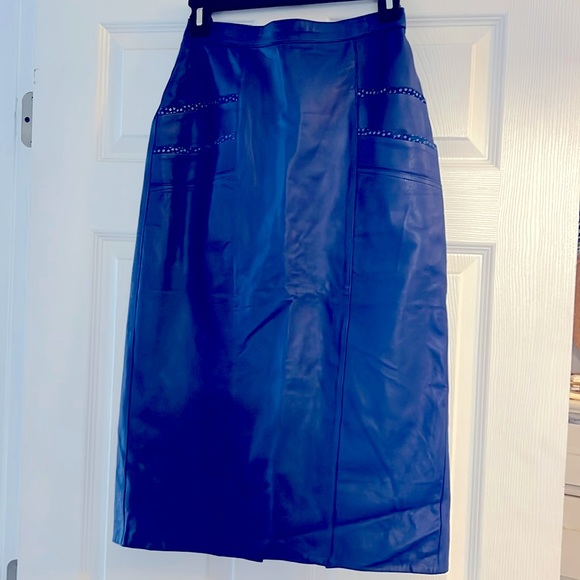 Suzelle Dresses & Skirts - Vintage Suzelle Size 8 100% leather skirt calf length